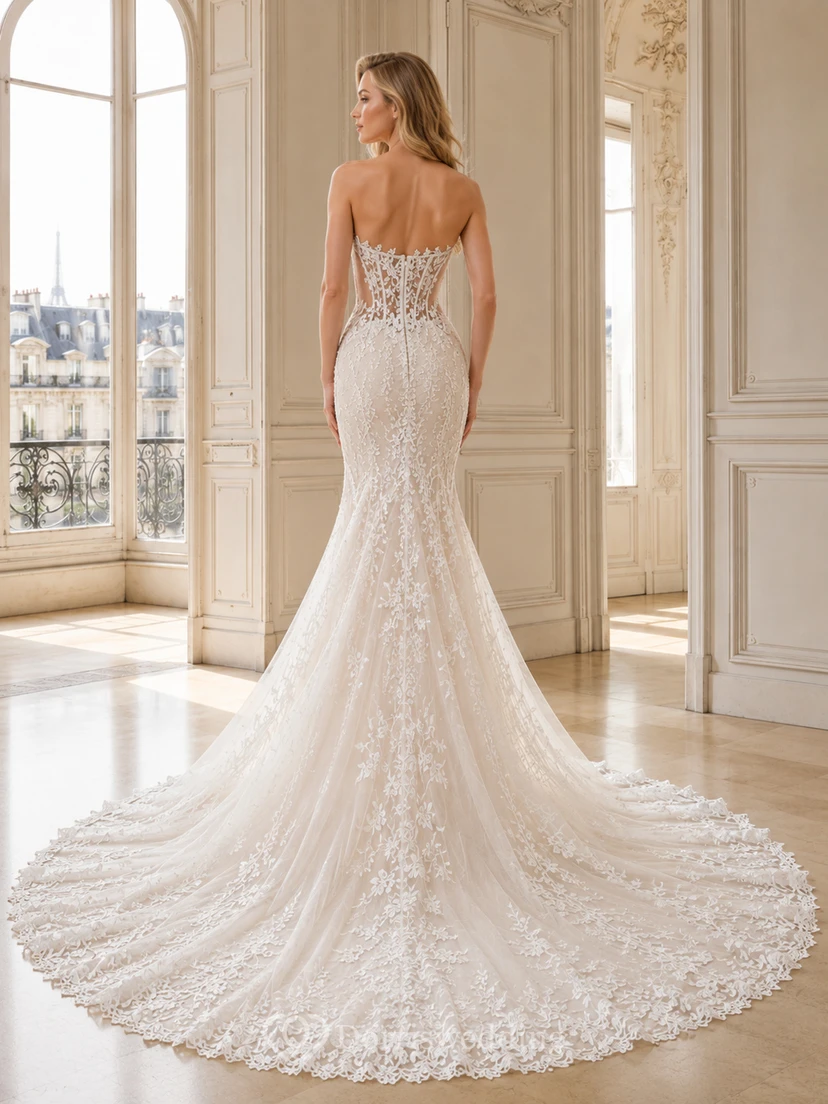 Robe de mariée sirène bustier en dentelle féminine avec traîne chapelle et applications florales, ornée d'un décolleté cœur et d'une traîne chapelle. view 2
