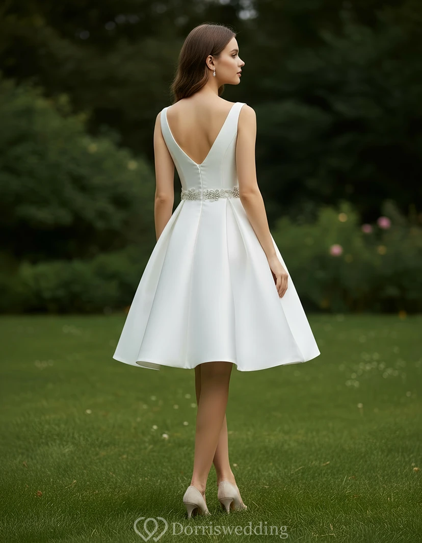 Robe de mariée mini en satin à col carré ornée de bijoux view 2