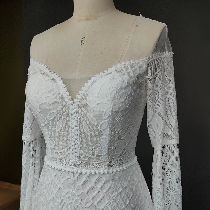 Robe de mariée bohème en dentelle à manches poétiques et épaules dénudées, style empire champêtre view 7