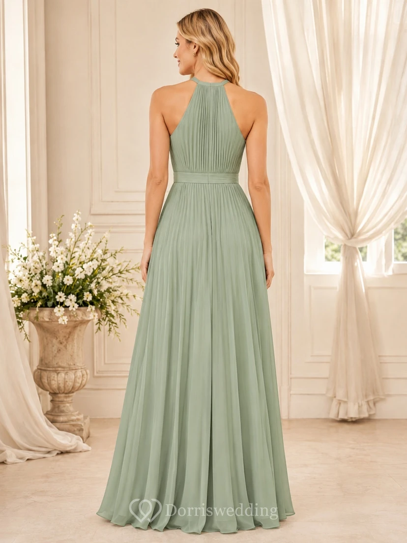Vestido de dama de honor largo hasta el suelo, sin mangas, con escote halter y plisado de gasa color verde salvia. view 2