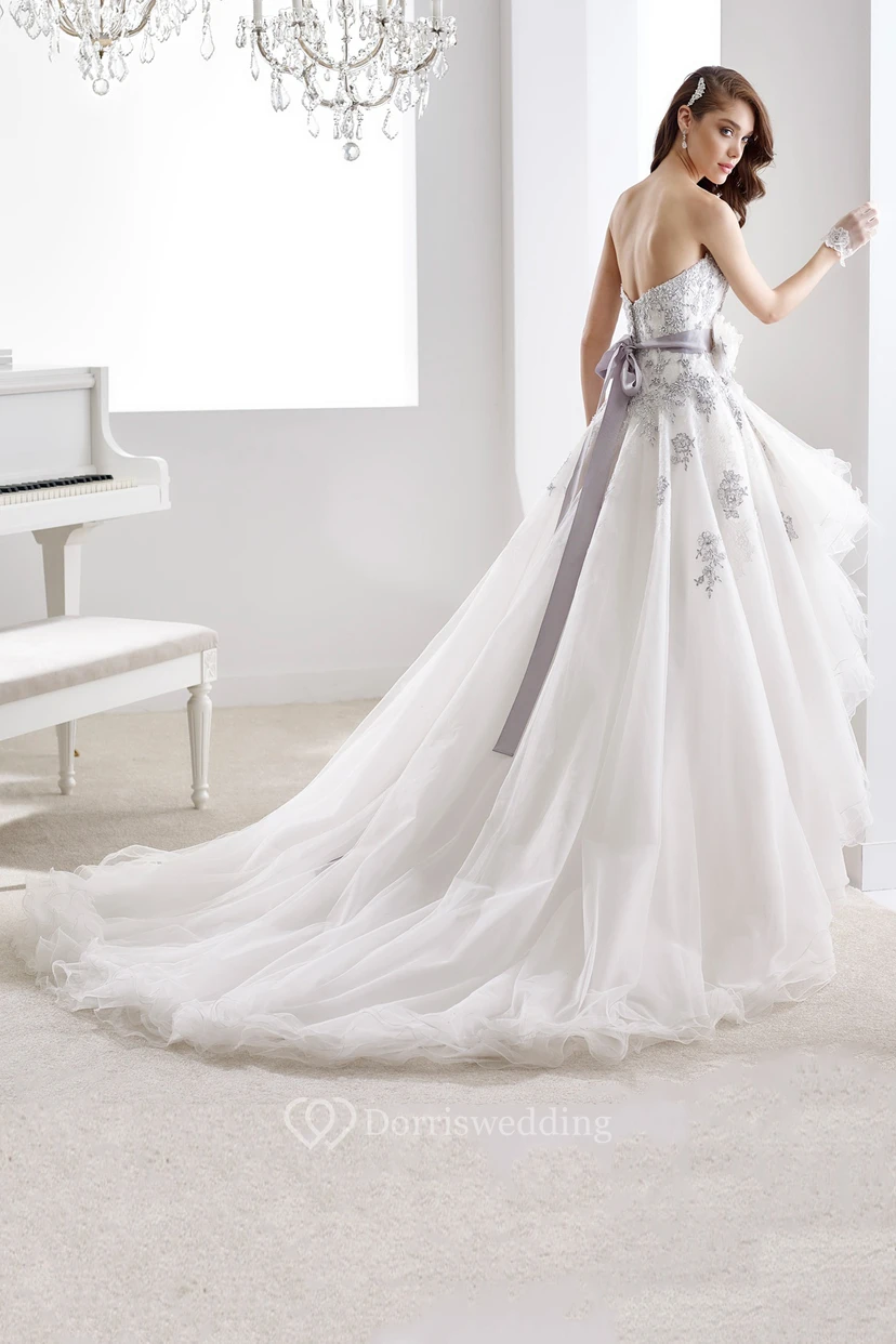 Herzförmiges, asymmetrisches Abendkleid mit Perlenbesatz, Rüschen und Blumenverzierungen view 2