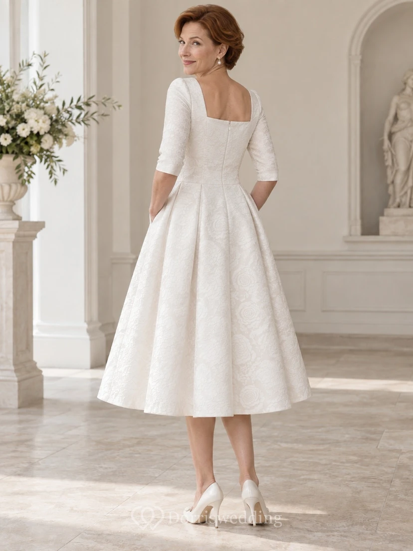 Vestido de novia discreto de corte A con escote cuadrado y largo hasta la rodilla, estampado floral, ideal para novias mayores, con mangas hasta el codo. view 2