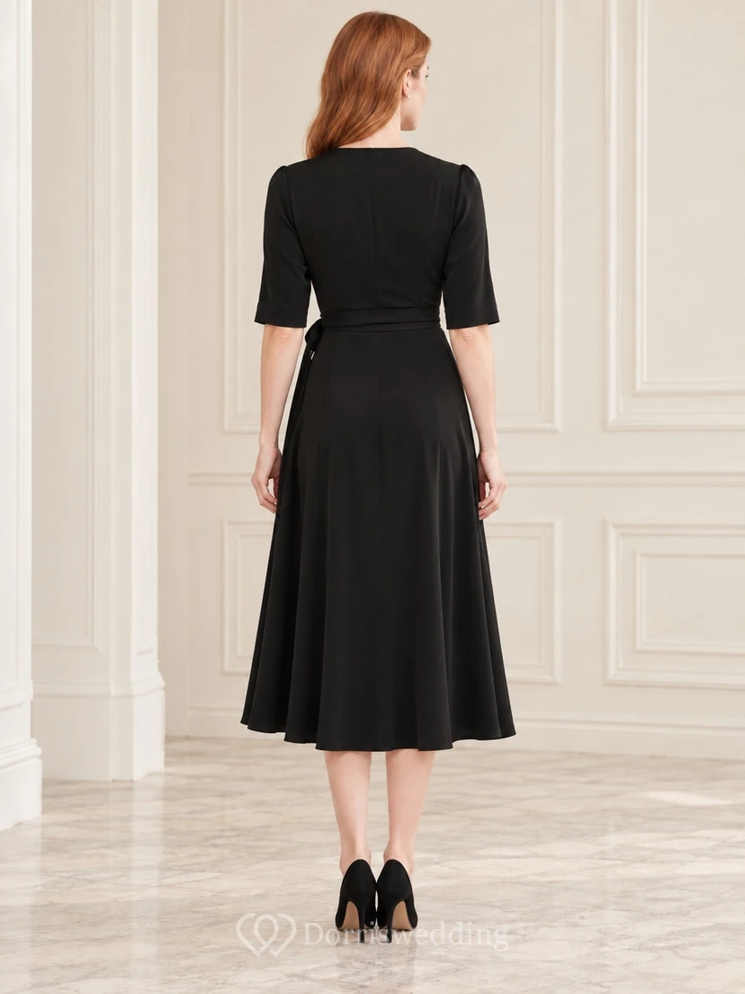 Schlichtes schwarzes Midikleid mit V-Ausschnitt, Wickeloptik, halben Ärmeln und Bindegürtel view 2