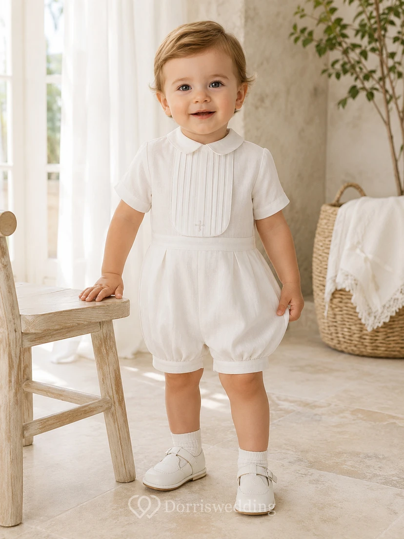 Pelele blanco de manga corta con cuello ancho y pliegues para bautizo de bebé niño.
