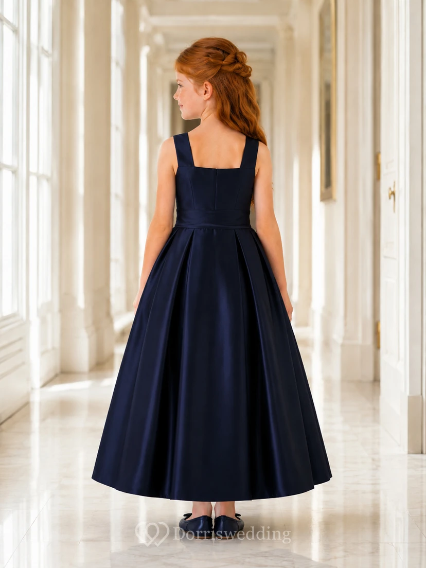 Robe de demoiselle d'honneur bleu marine foncé en satin, col carré, sans manches, coupe trapèze, longueur thé. view 2