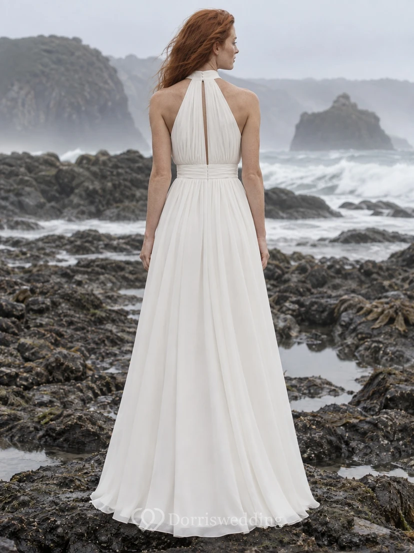 Sencillo vestido de novia de gasa con cuello alto tipo halter, corpiño fruncido y cintura rizada. view 2