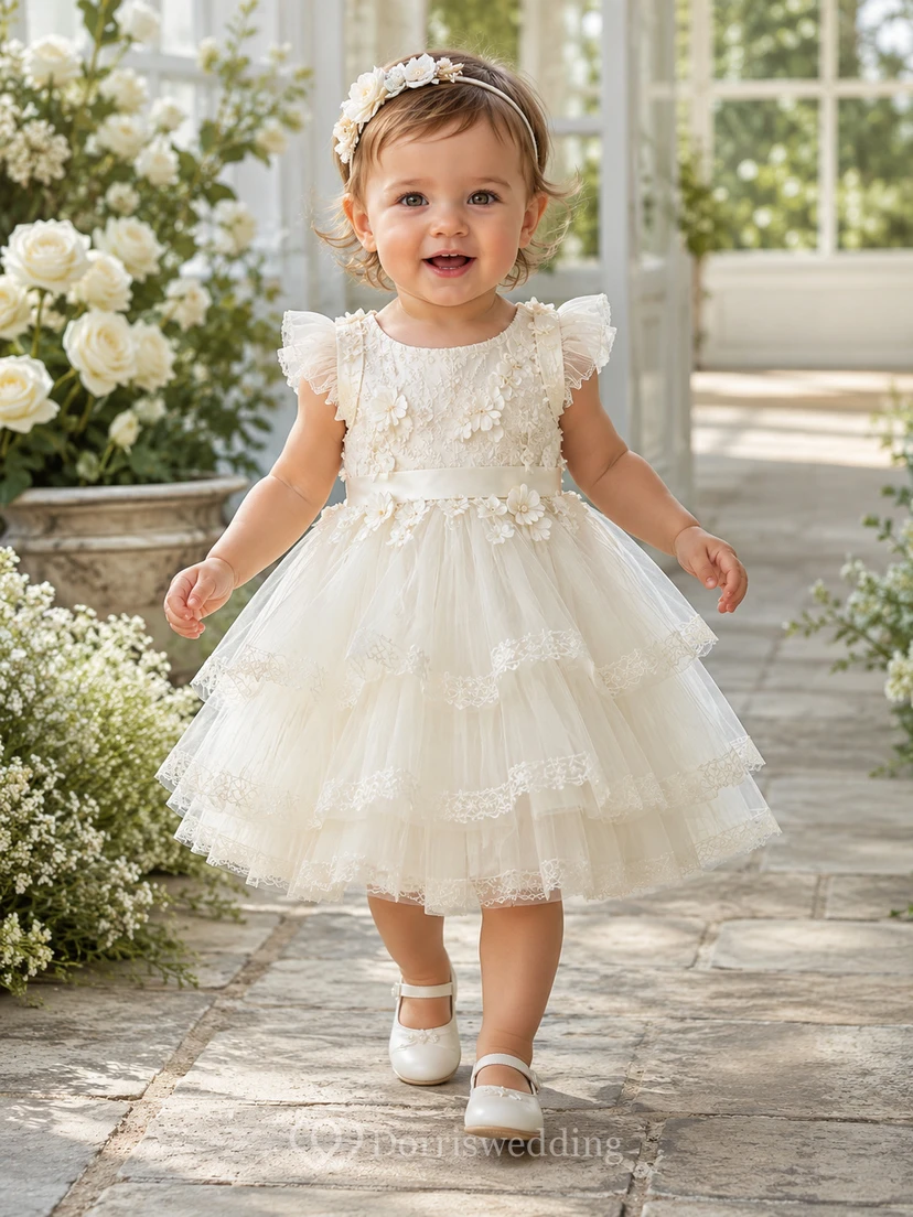 Kleid mit floralem Spitzenoberteil, Lagen aus Tüll, romantisch-elegant, A-Linie, bezaubernd, mit Schmucksteinen, kurze Ärmel
