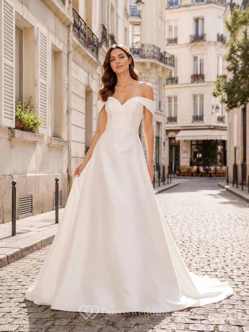 Robe de mariée en satin et mousseline, coupe trapèze, épaules dénudées, traîne courte