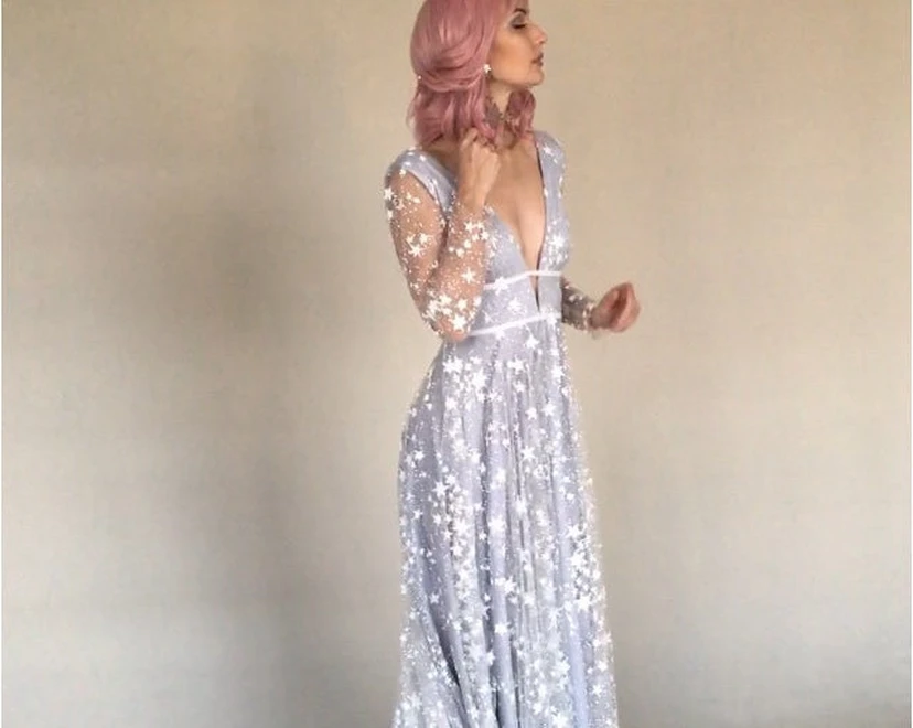 Vestido sencillo azul con estrellas celestiales de tul estilo bohemio y lentejuelas brillantes. view 3