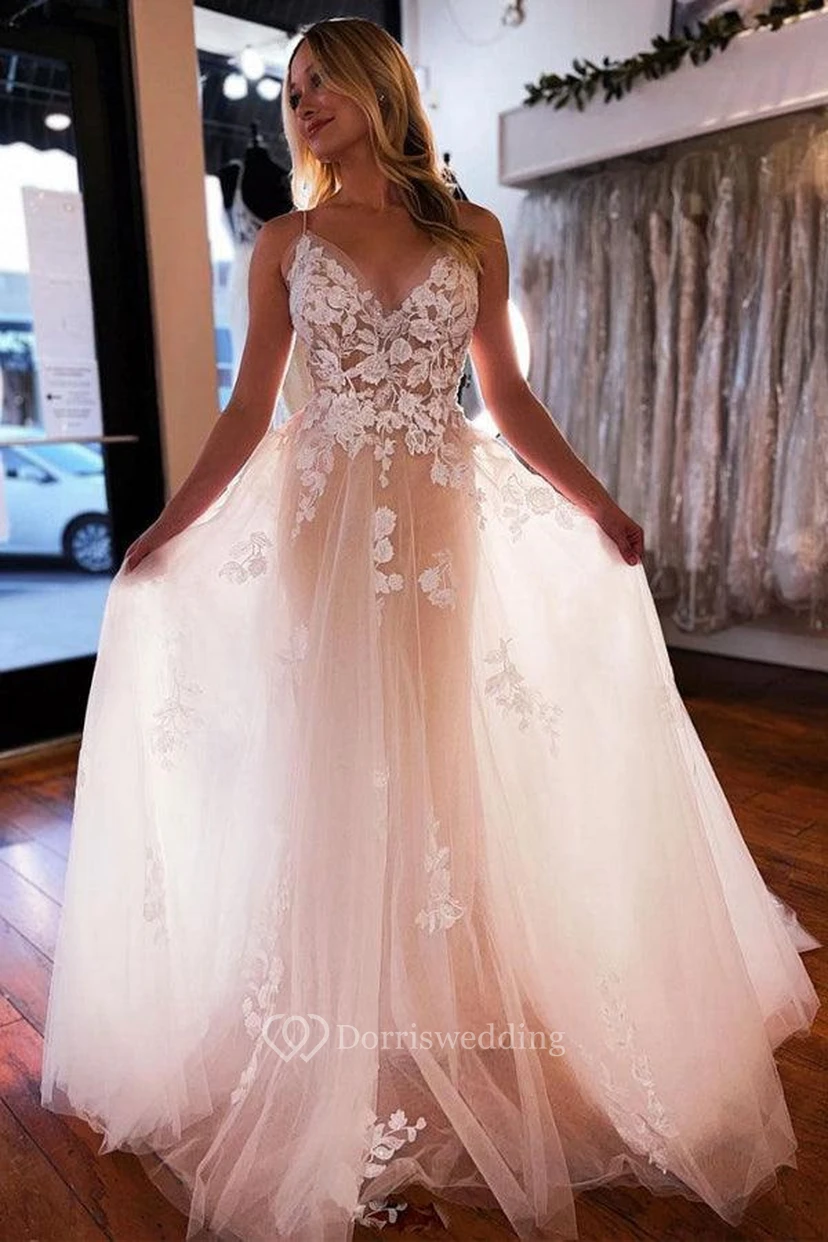 Robe de mariée vaporeuse en tulle et dentelle appliquée, style spaghetti sexy