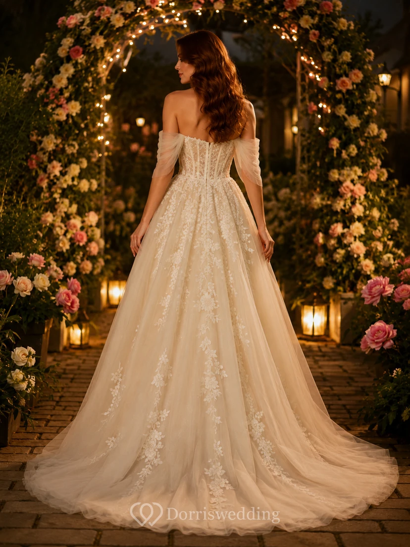 Champagnerfarbenes schulterfreies Brautkleid mit floralen Applikationen für den Abendgarten view 2