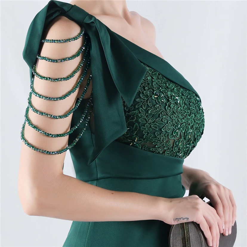 Vestido de noche de satén de alta gama con encaje de diamantes y diseño artesanal. view 19