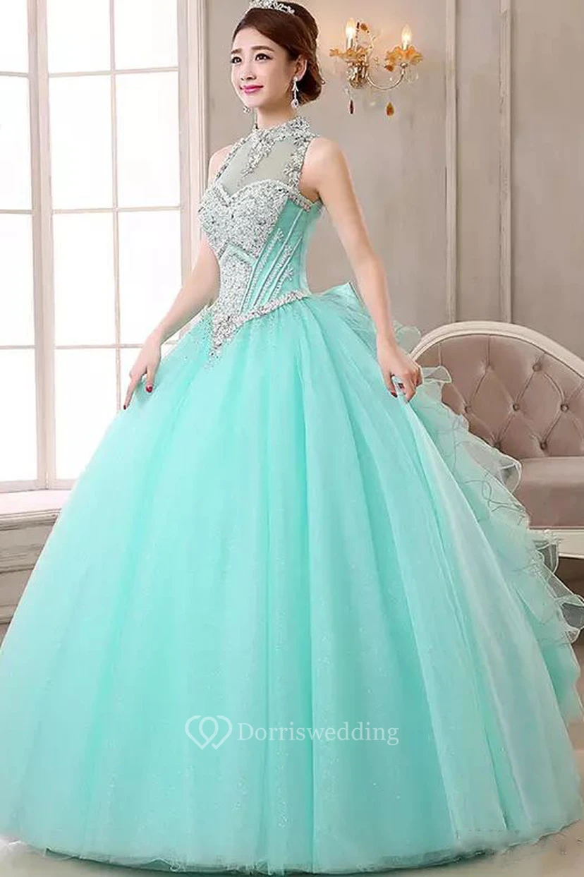 Vestido de fiesta largo de organza y tul sin mangas con cuello alto y abertura en la espalda con cordones.
