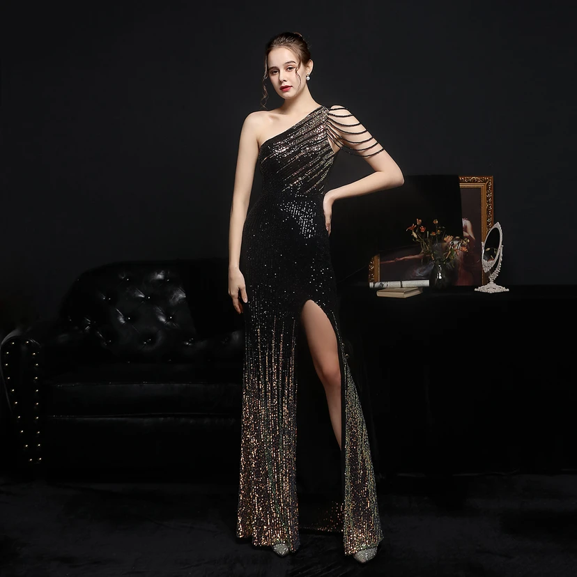Robe de soirée longue et moulante à sequins colorés, confectionnée avec soin, idéale pour une célébrité ou une fête. Robe de mariée sexy et cintrée, confectionnée avec des paillettes colorées et lourdes. Robe de mariée longue et moulante, parfaite pour une occasion spéciale. view 11