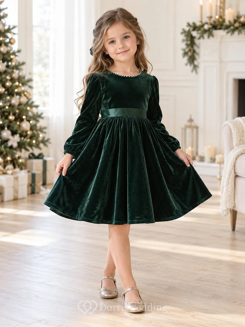 Langärmeliges, teelanges, grünes Samtkleid mit Perlenkragen und Blumenmädchen-Motiv, verziert mit einer Halsschärpe und Perlen.