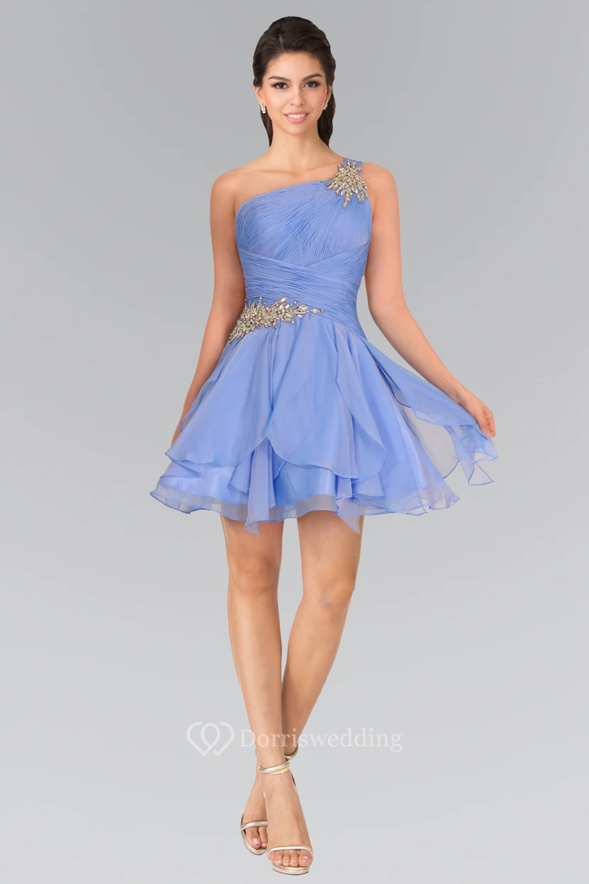 Kurzes, ärmelloses Chiffonkleid in A-Linie mit einem Träger, Perlenstickerei und Raffungen