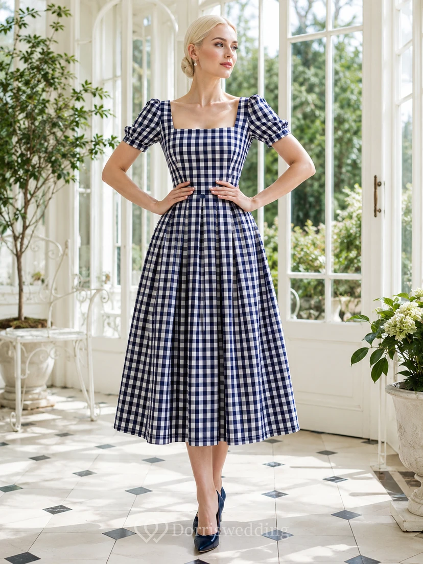 Robe cocktail vintage bleu marine à carreaux vichy, col carré, manches courtes bouffantes, coupe trapèze, longueur thé
