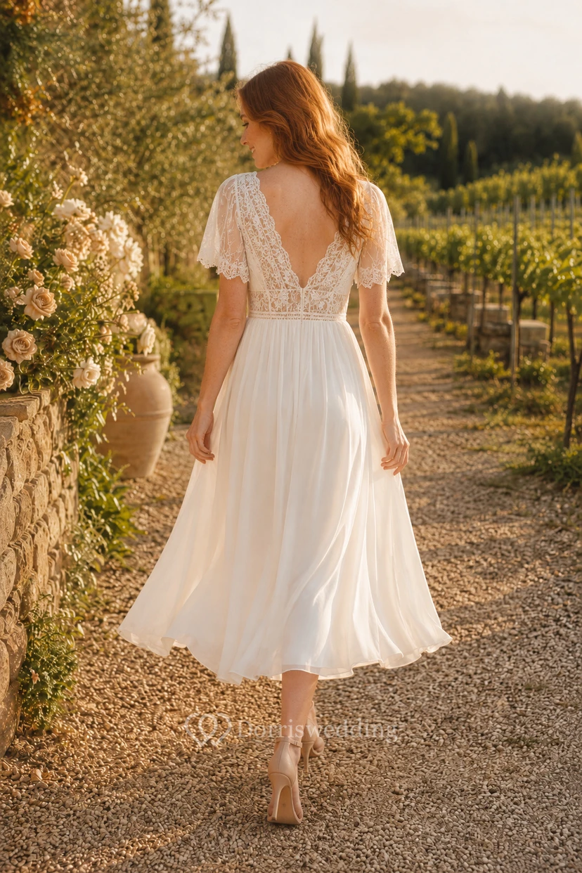 Robe de mariée mi-longue en mousseline de soie et dentelle à col en V view 2