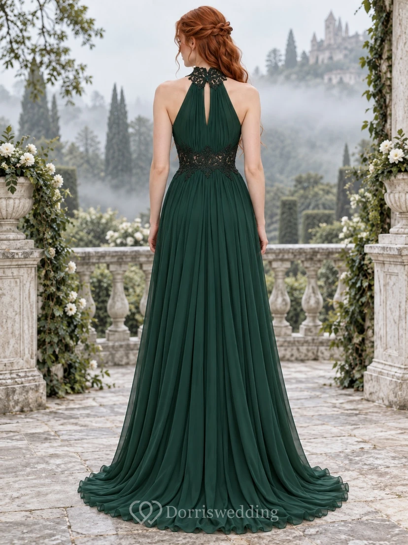 Vestido de dama de honor gótico verde esmeralda con escote halter, abertura en forma de ojo de cerradura, gasa, encaje, fruncido y volantes. view 2