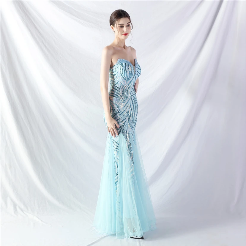 Schwer gearbeitetes, perlenbesetztes Abendkleid aus Netzgewebe mit superdichter Paillettenbesatz view 67