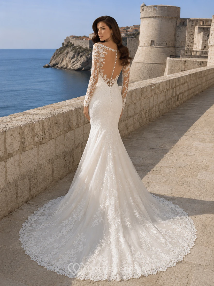Robe de mariée sirène en dentelle à manches longues, style modeste, idéale pour une destination côtière. view 2