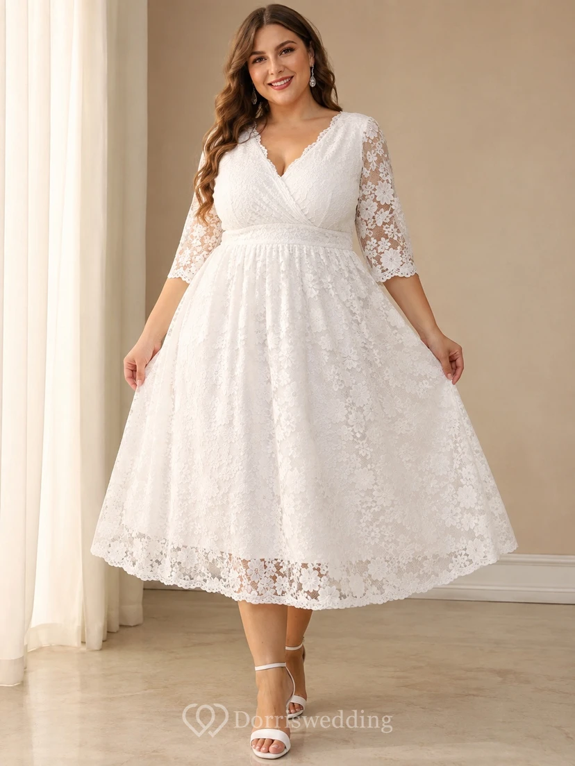 Vestido blanco de talla grande con escote en V, manga tres cuartos, encaje, corte en A y largo hasta la rodilla.