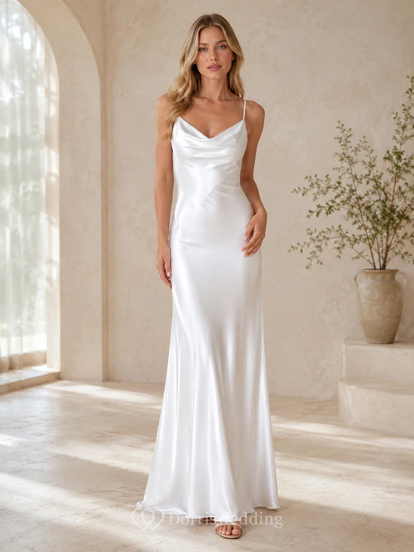 Vestido de noche de novia sencillo, largo hasta el suelo, de charmeuse, con escote drapeado y tirantes finos.