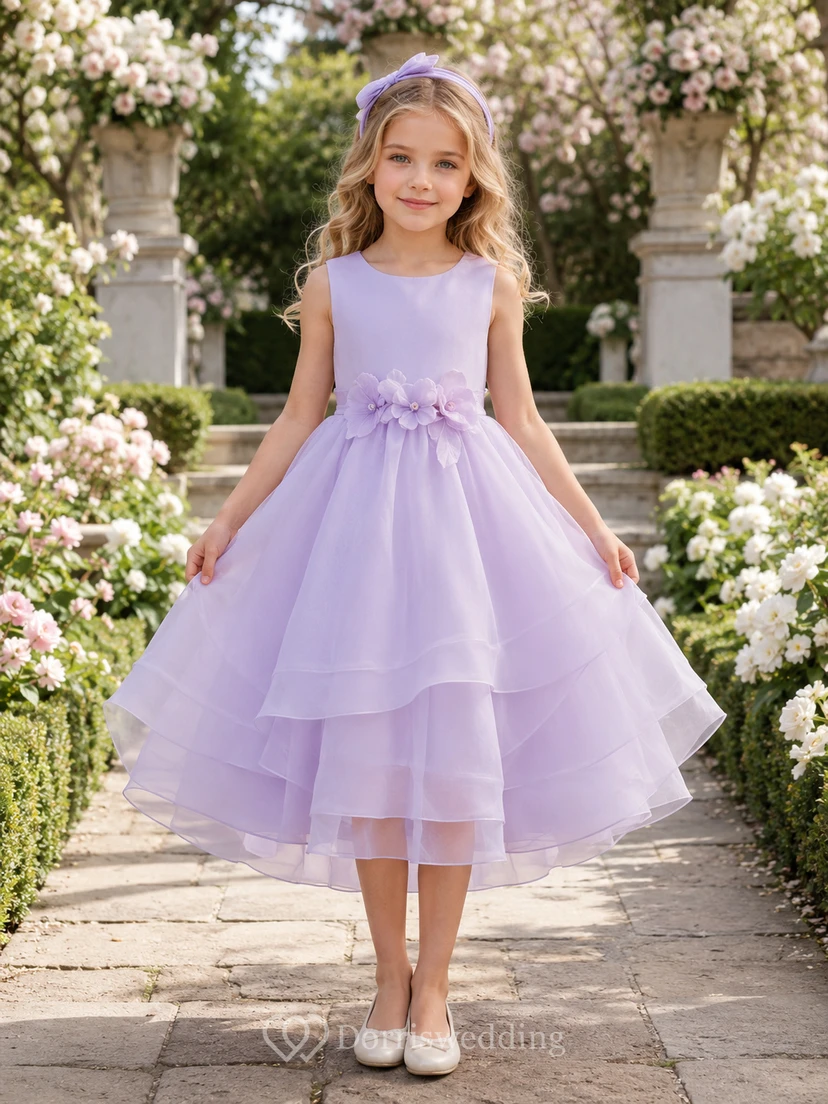 Robe de demoiselle d'honneur en organza lilas sans manches à volants, longueur thé, à fleurs et taille haute.
