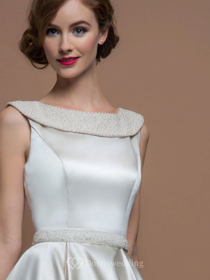 Robe de mariée en satin, coupe trapèze, décolleté rond, longueur thé, ornée de perles et dos en V view 4