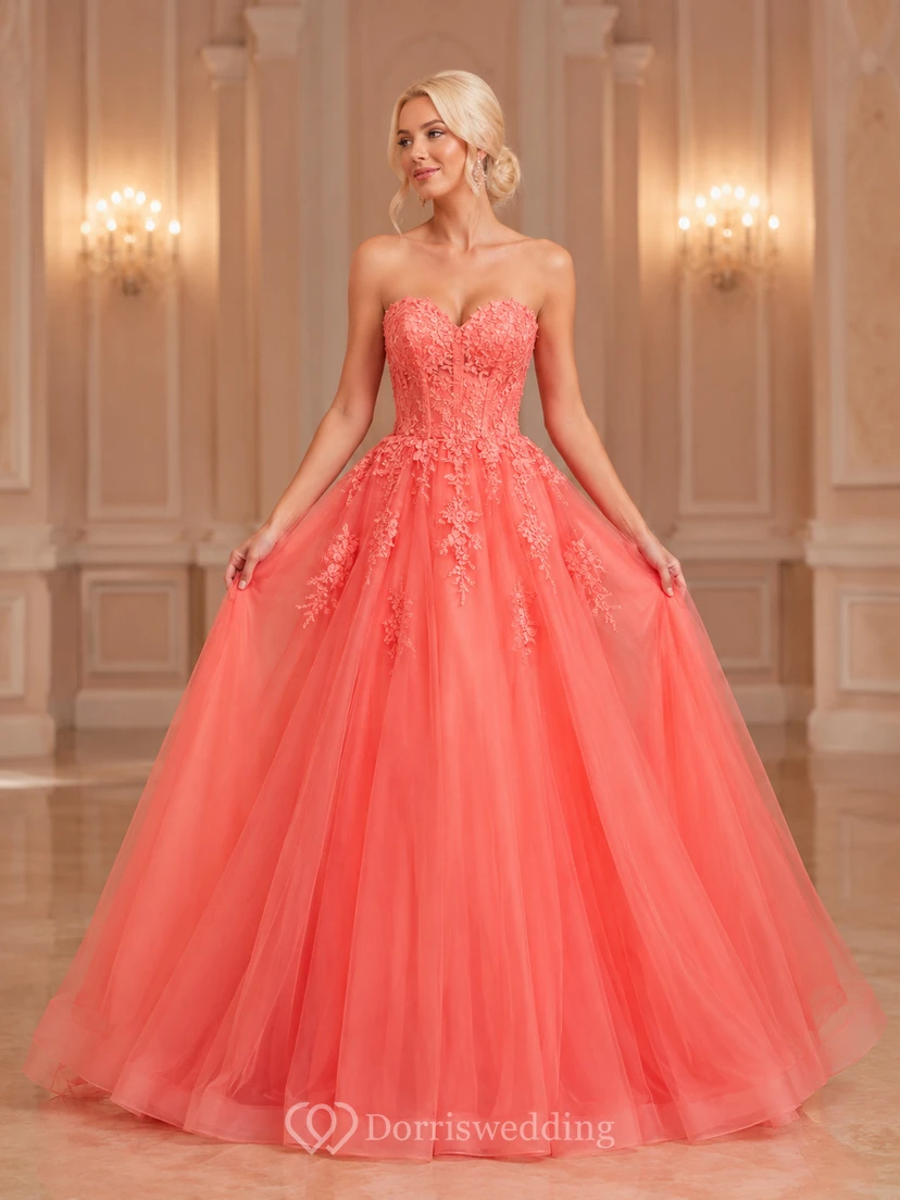 Korallenfarbenes, trägerloses Prinzessinnen-Ballkleid mit herzförmigem Dekolleté, Spitzenapplikationen und Korsett