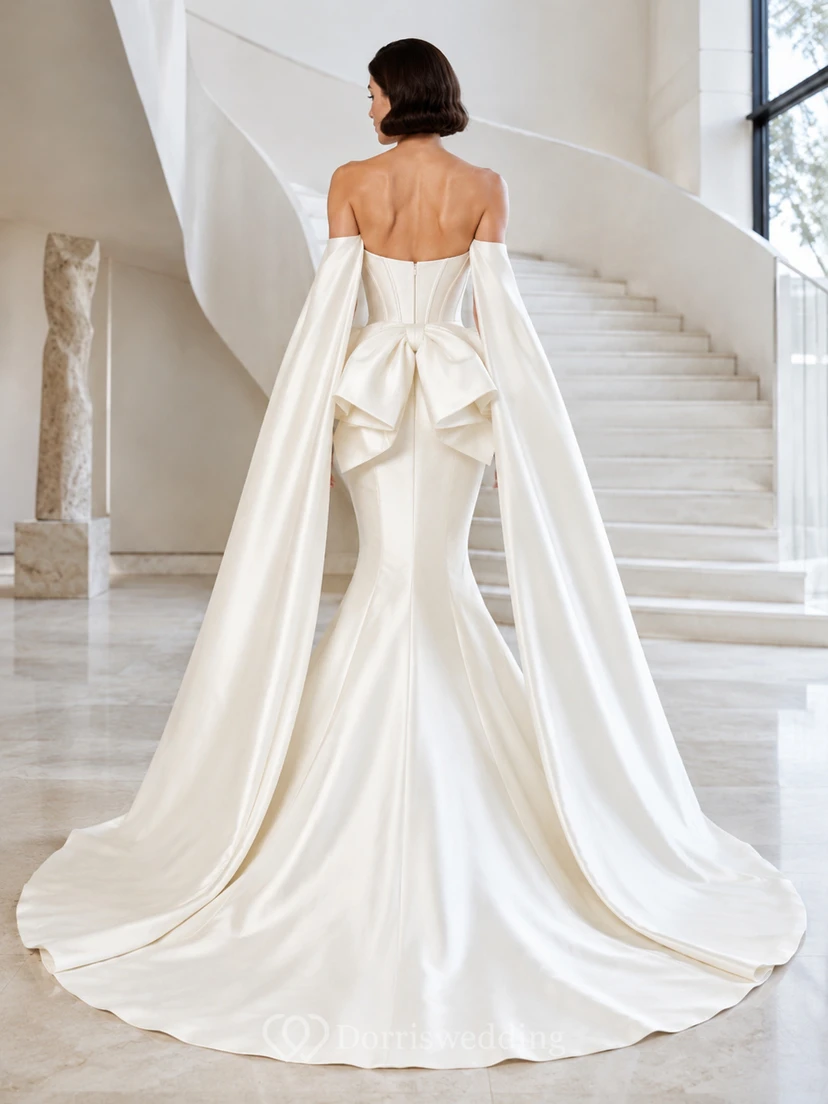 Robe de mariée sirène moderne en satin à épaules dénudées et manches courtes, avec cape et traîne chapelle view 2