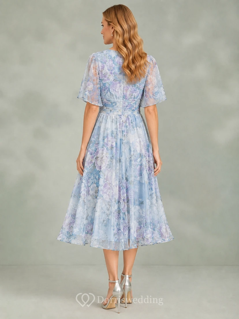 Robe d'invitée bleue à fleurs, coupe trapèze, en mousseline, col V, manches courtes, style jardin view 2