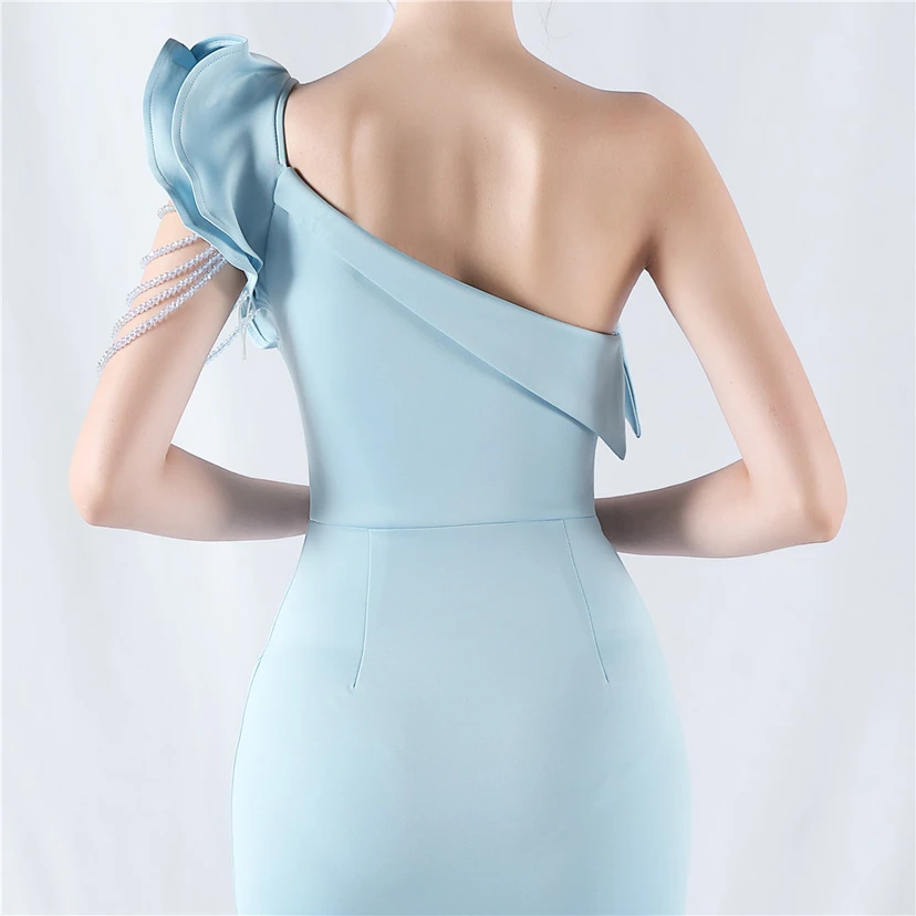 Vestido de noche con cuello oblicuo, hombros con estampado de hojas de loto, bordado artesanal y diamantes, ideal para la celebración de la reunión anual. view 7