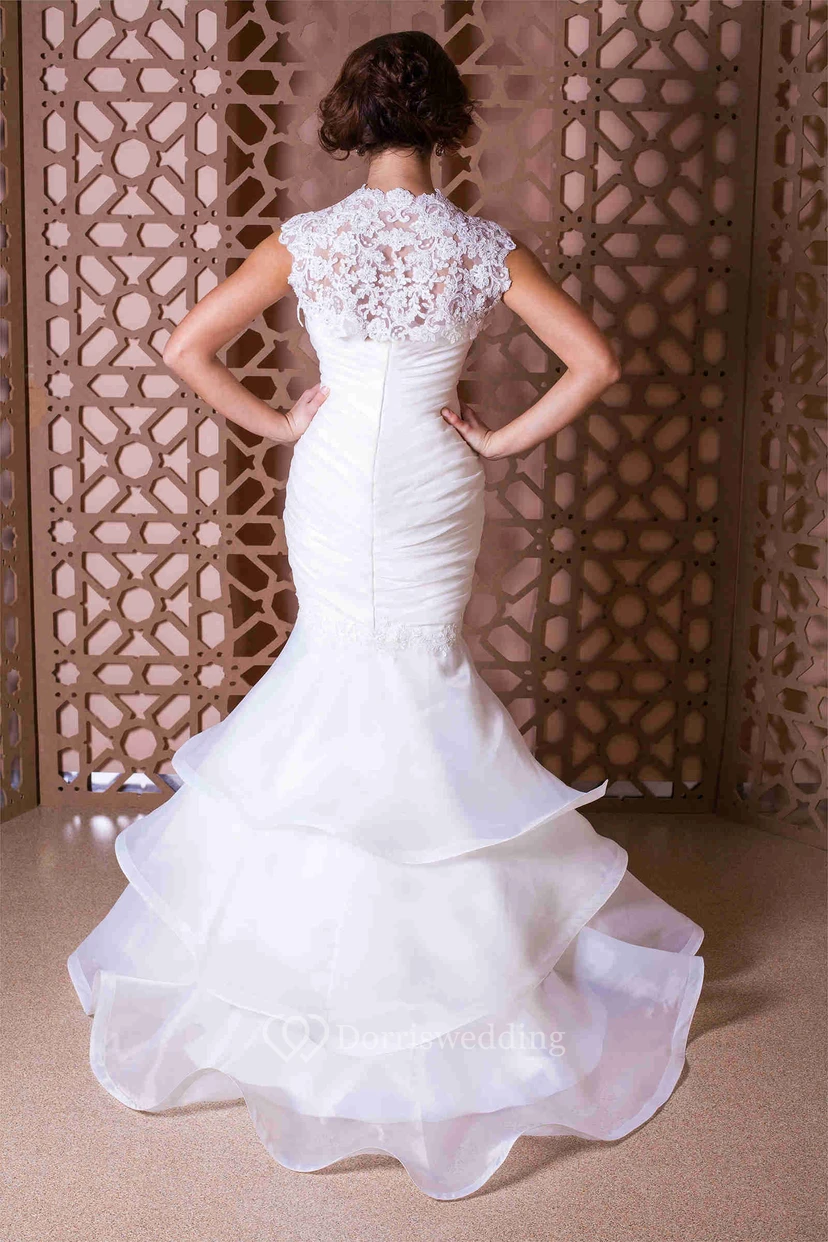 Meerjungfrauen-Brautkleid aus Organza mit Applikationen, kurzen Ärmeln, Raffungen und Stufen view 2