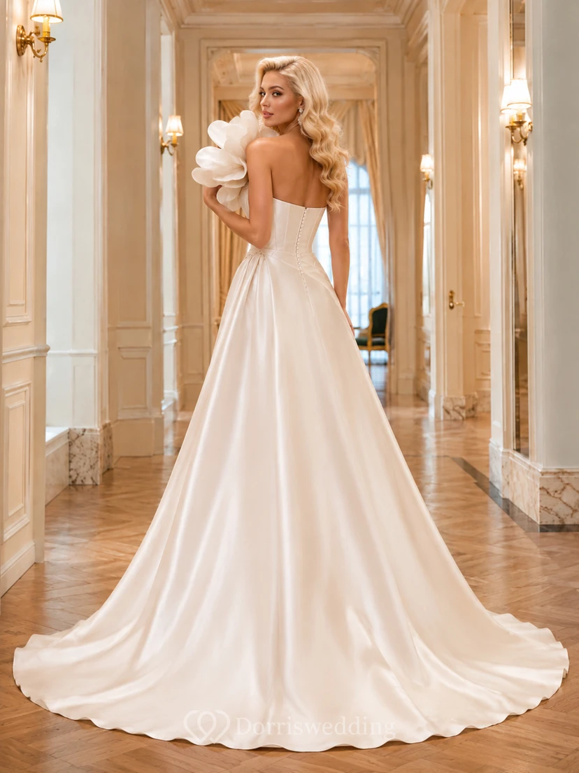 Robe de mariée féminine en satin, bustier cœur, sans manches, coupe trapèze, traîne courte, épaules fleuries, style bourguignon. view 2