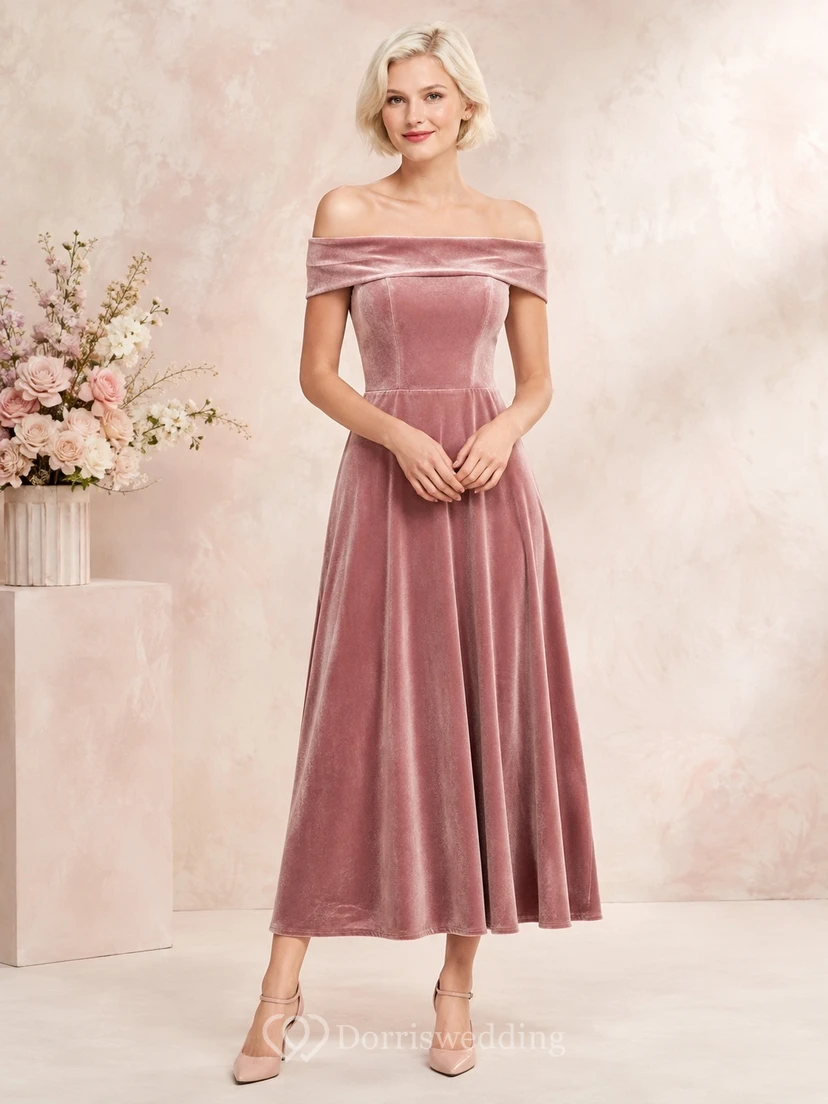 Vestido formal modesto de terciopelo rosa empolvado con escote Bardot y corte en A, largo hasta la rodilla.