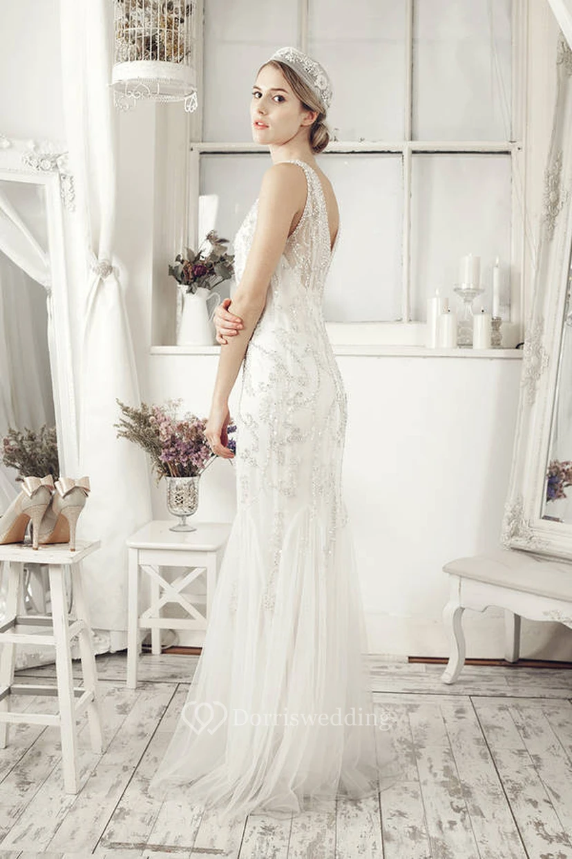 Ärmelloses, figurbetontes Brautkleid aus Tüll mit V-Ausschnitt und Perlenstickerei view 3