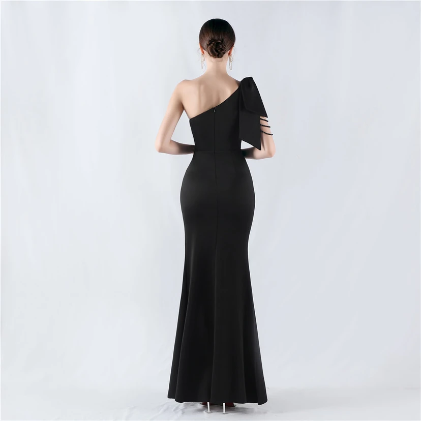 Vestido de noche de satén de alta gama con encaje de diamantes y diseño artesanal. view 26