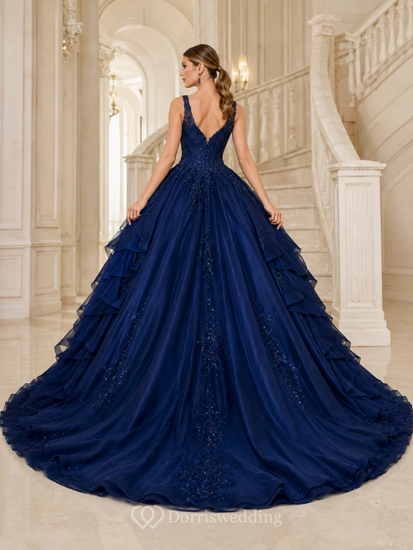 Vestido de quinceañera de lujo azul marino con tirantes, escote en V, volantes de satén y cola desmontable. view 2