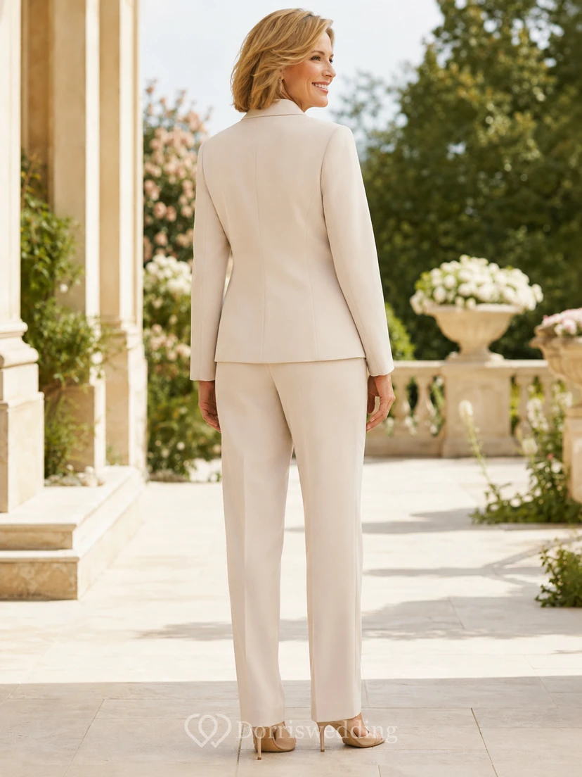 Cremefarbener, gerader, taillierter Hosenanzug für die Mutter der Braut mit Rundhalsausschnitt, langärmeligem Blazer mit einem Knopf und knöchelhoher Hose. view 2