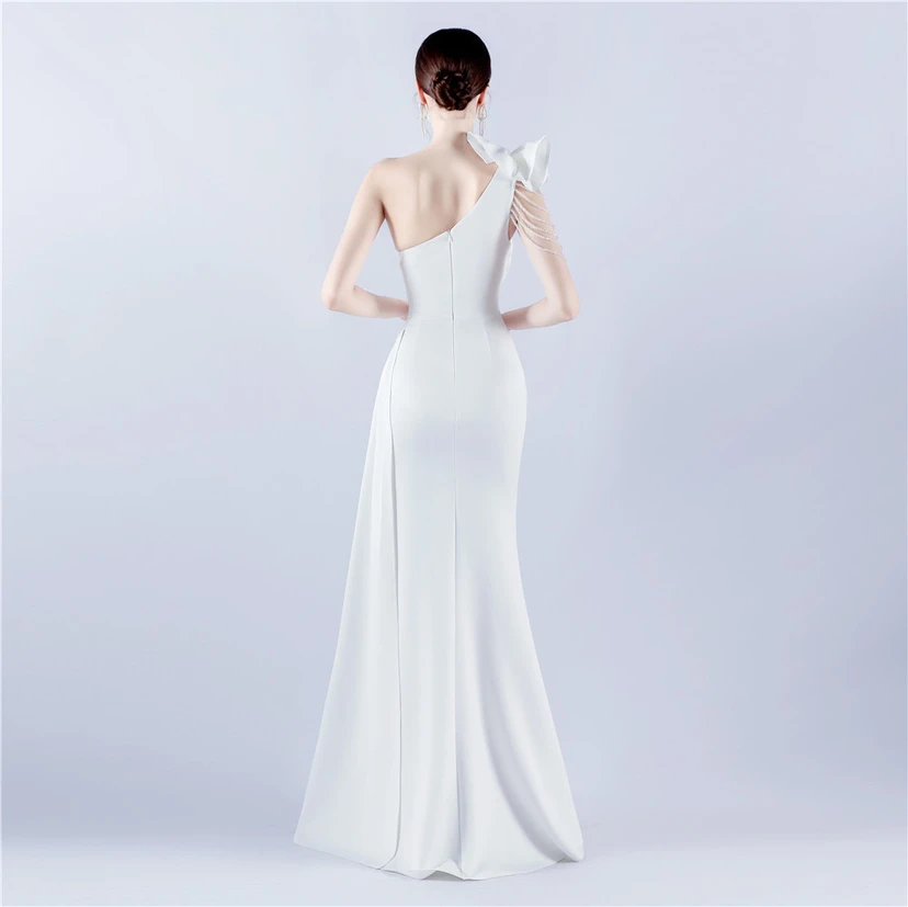Vestido de noche de satén plisado con hombros descubiertos y escote alto, bordado a mano con cuentas y flores, para mujer. view 56