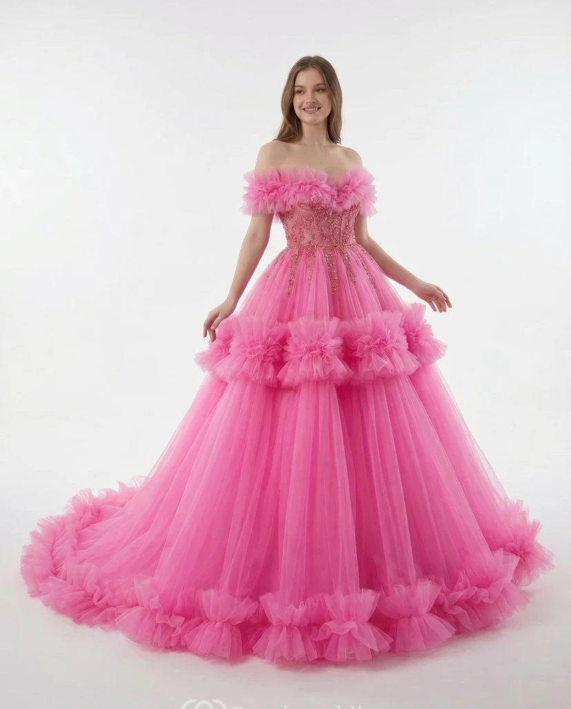 Pinkes Quinceañera-Ballkleid, schulterfrei, mit floralem Rüschenbesatz und Tüll
