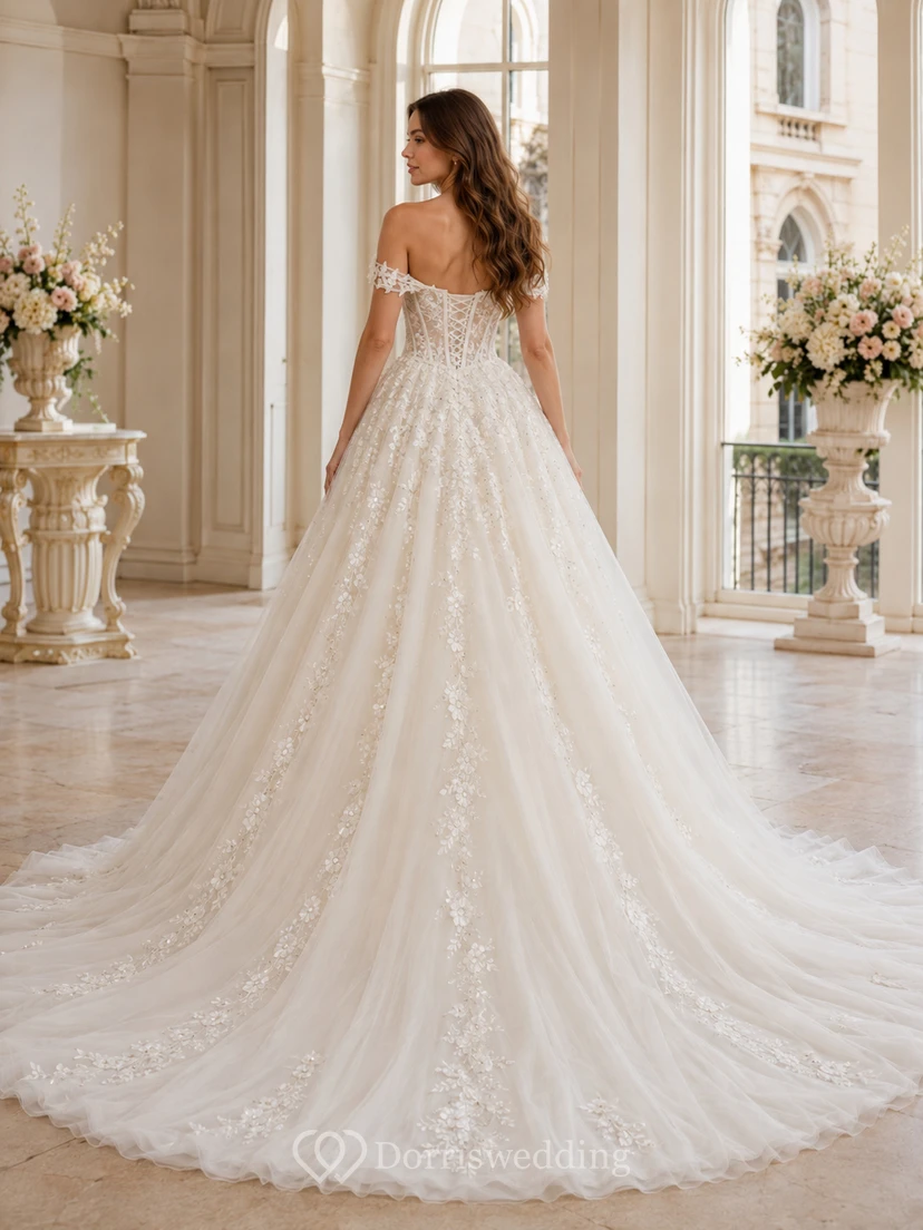 Vestido de novia romántico de gala con tul floral, hombros descubiertos y cola capilla hasta el suelo. view 2