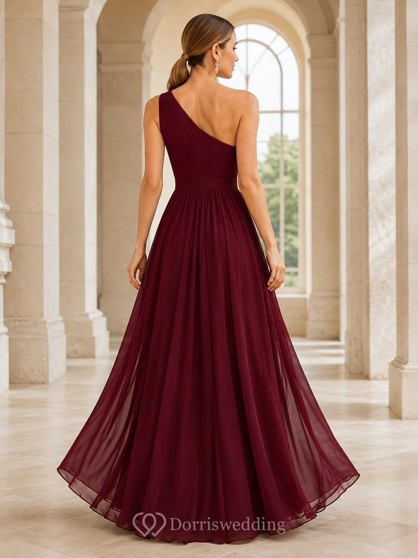 Elegantes burgunderrotes Chiffon-Abendkleid für Brautjungfern mit One-Shoulder-Schulter und vorderem Schlitz. view 2