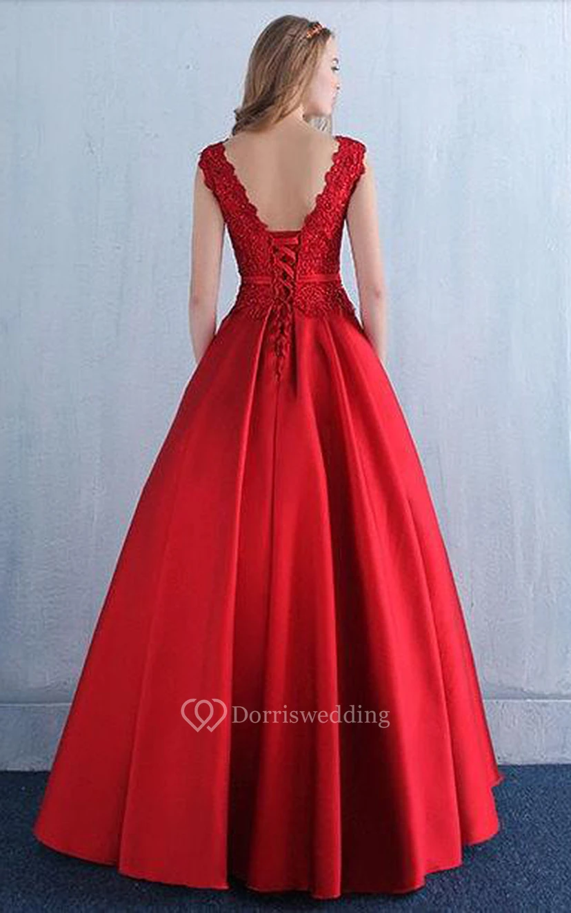 Robe de soirée longue vintage en dentelle rouge, idéale pour les demoiselles d'honneur ou les mariées. view 2
