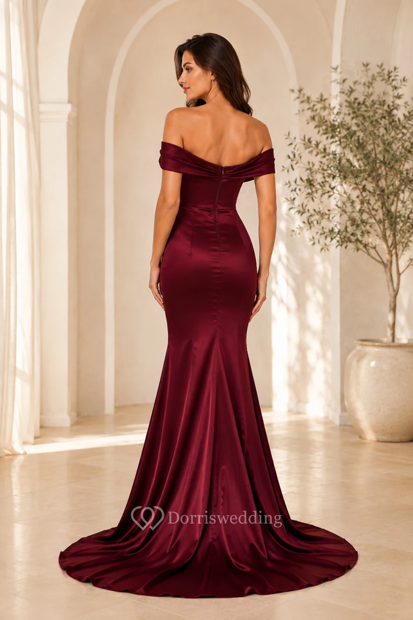 Vestido de satén burdeos estilo sirena con escote corazón y hombros descubiertos. view 2