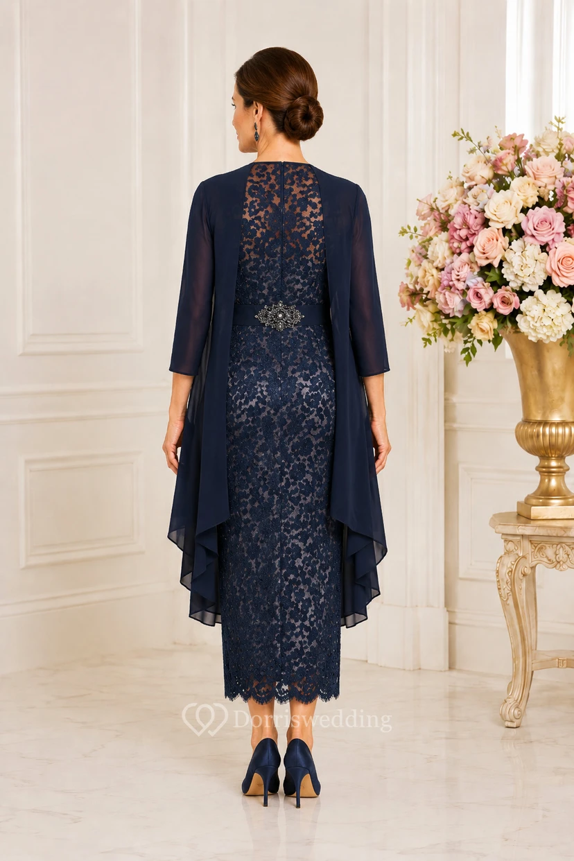 Robe MOB bleu marine foncé en mousseline de soie et dentelle, fourreau, manches 3/4, col bateau, longueur genou, détails cape view 2