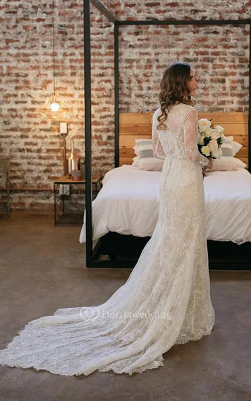 Vestido de novia de corte recto, modesto, con escote joya y mangas largas, cola de corte. view 2