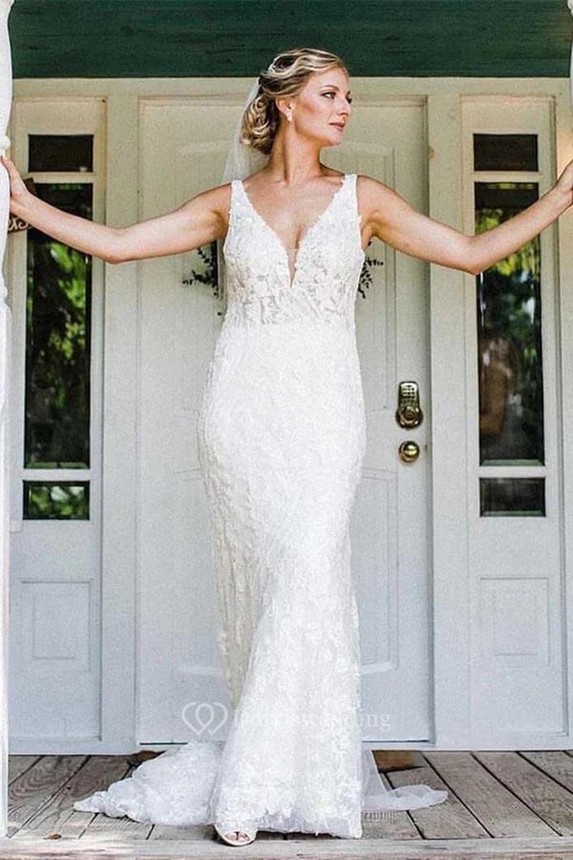 Vestido de novia ajustado sin mangas con escote en V pronunciado y encaje