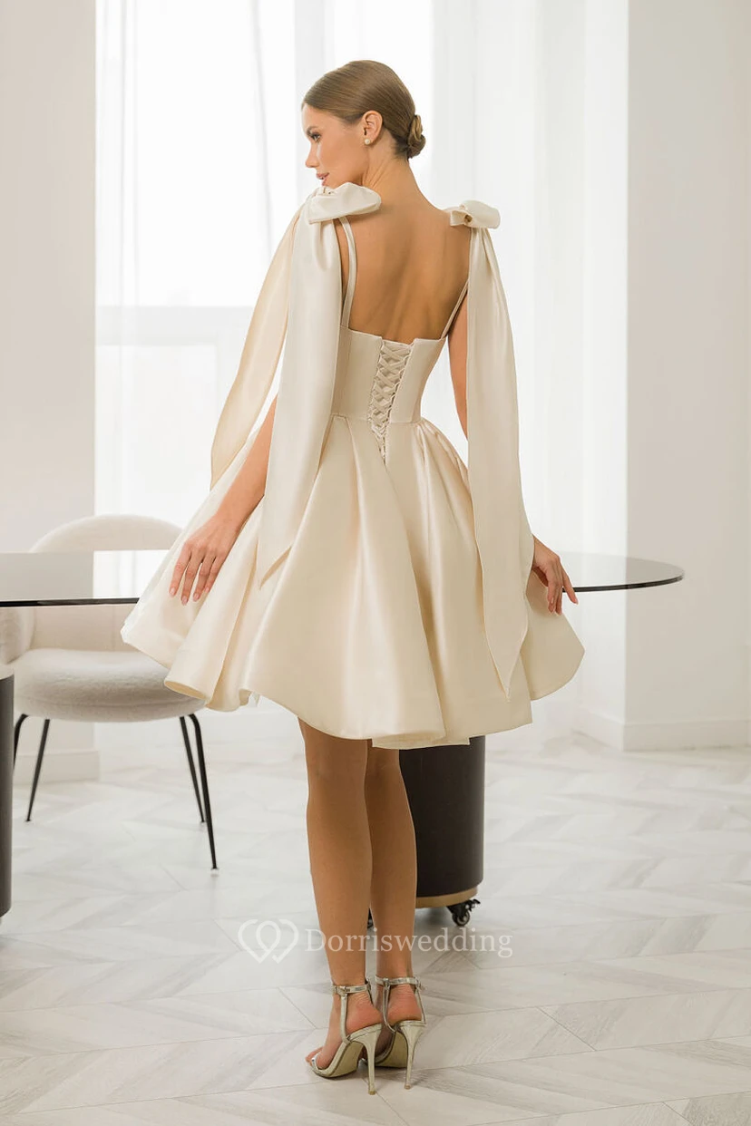 Kurzes champagnerfarbenes Spaghetti-Empire-Kleid in A-Linie mit floraler Schulterklappe view 2